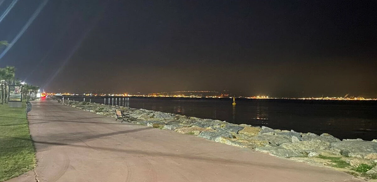 Gazetecilere saldırmak için sedyeden fırladı