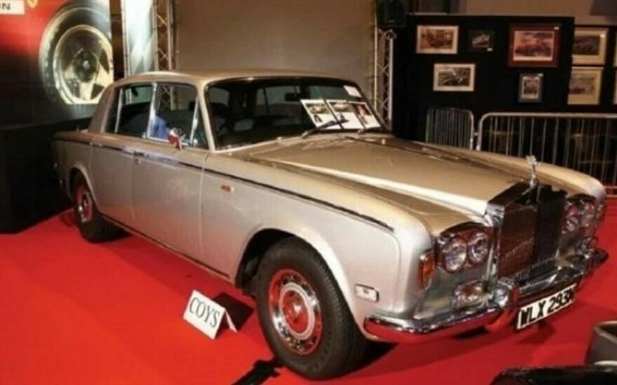 Dünyaca ünlü şarkıcı Freddie Mercury'nin 74 model arabası değerinin 10 kat fazlasına satıldı