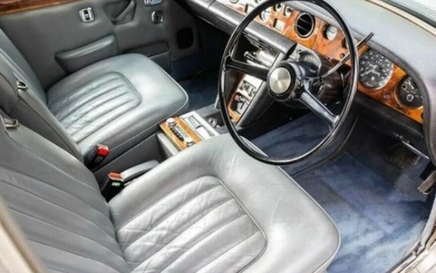 Dünyaca ünlü şarkıcı Freddie Mercury'nin 74 model arabası değerinin 10 kat fazlasına satıldı