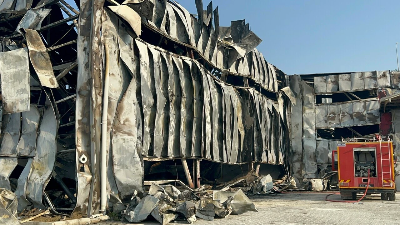 Hatay'da mobilya fabrikasında yangın: Kullanılamaz hale geldi