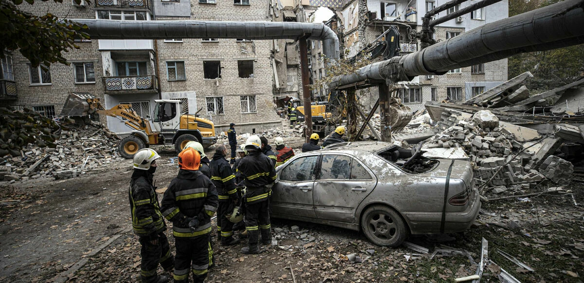 Rus güçleri yine sivilleri hedef aldı! 5 katlı binaya füze saldırısı: Ölü ve yaralılar var