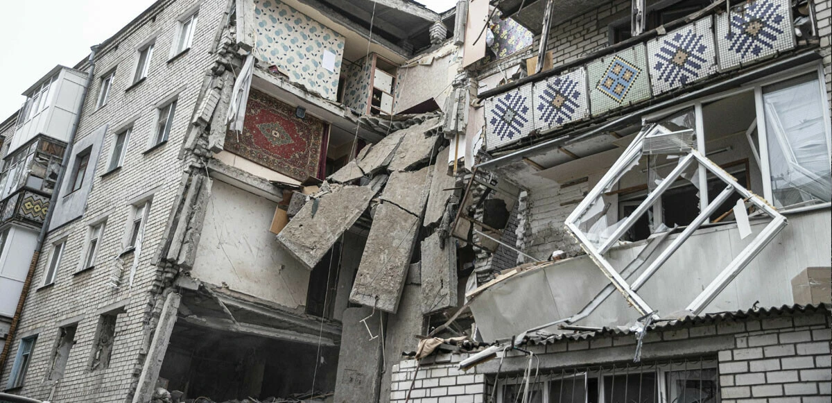 Rus güçleri yine sivilleri hedef aldı! 5 katlı binaya füze saldırısı: Ölü ve yaralılar var