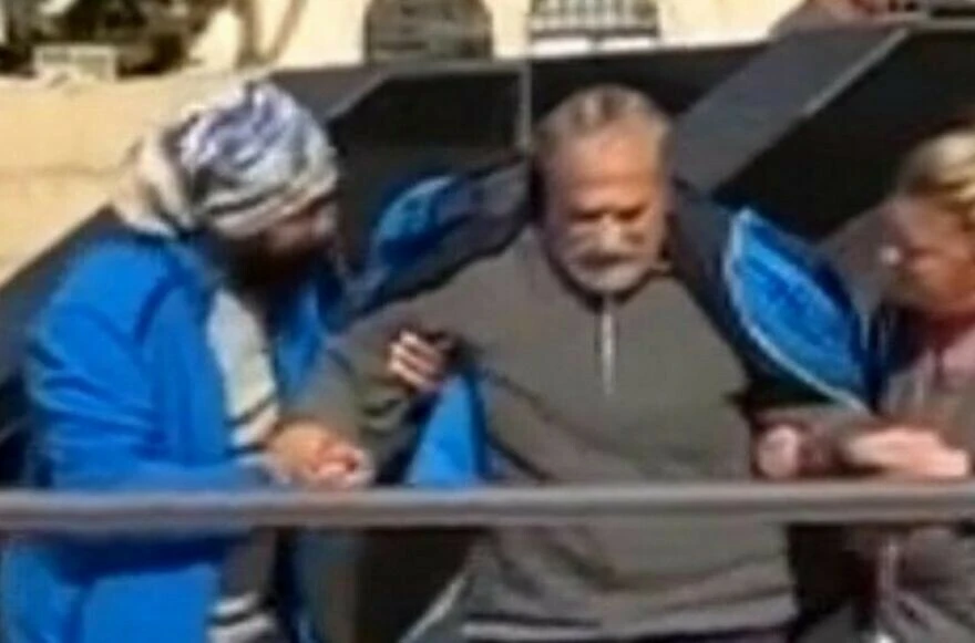 Ünlü şovmen Mehmet Ali Erbil yalınayak Kadıköy sokaklarında görüldü