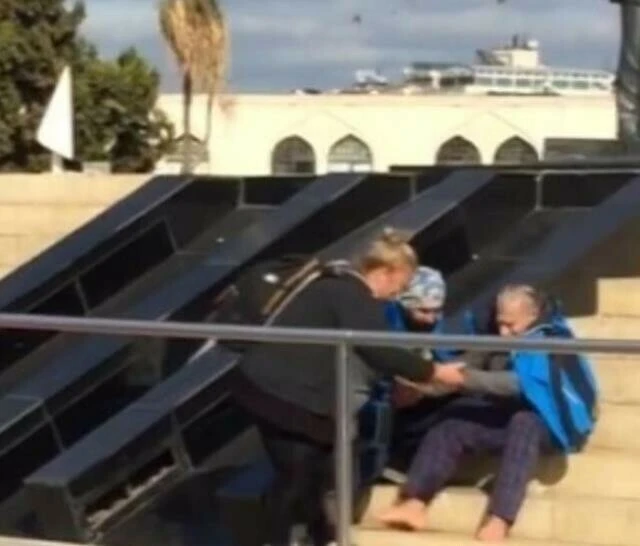 Yalın ayak öylece merdivenlerde oturuverdi! Mehmet Ali Erbil'in son hali görenleri üzdü