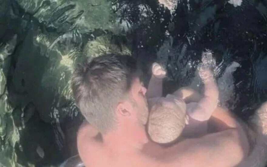 Kıvanç Tatlıtuğ’un oğlu Kurt Efe’nin fotoğrafı gündeme oturdu: “Tıpkı babası” yorumları havada uçuştu!