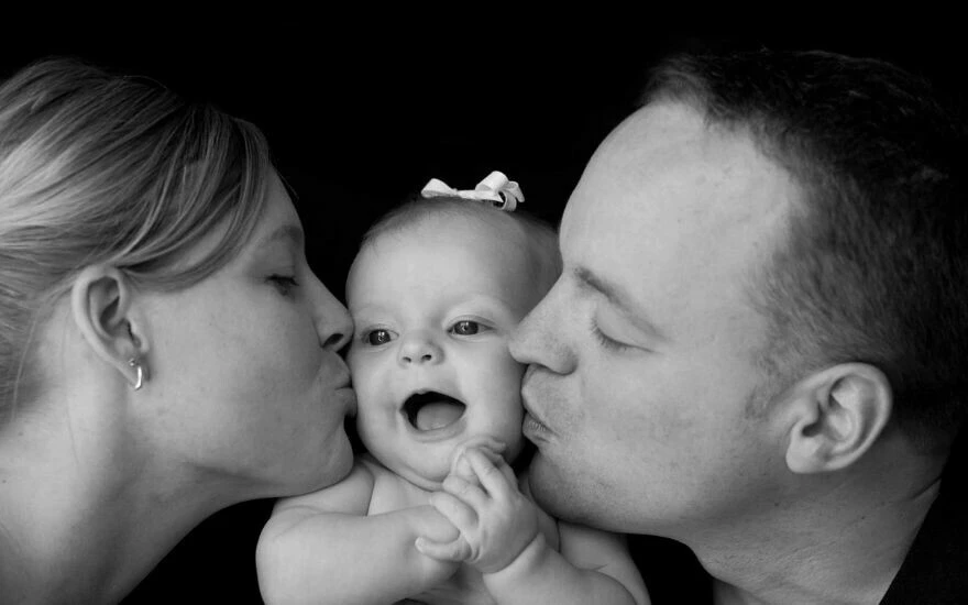 Uzmanından uyarı: Bebekleri öpmeyin, öperek sevmek ağır hastalıklara yol açabilir!