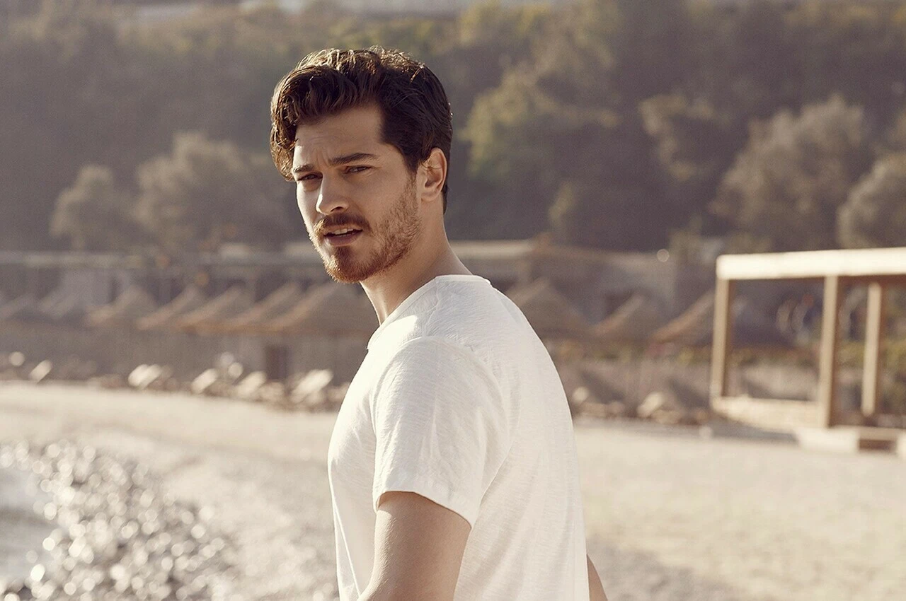 Çağatay Ulusoy’un partneri Ebru Şahin oldu, sosyal medyada tepkiler büyüdü: Uyumsuzluk abidesi!