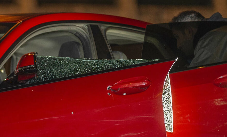 Kağıthane'de kırmızı ışıkta kanlı infaz: Maskeli saldırganlar lüks araca kurşun yağdırdı