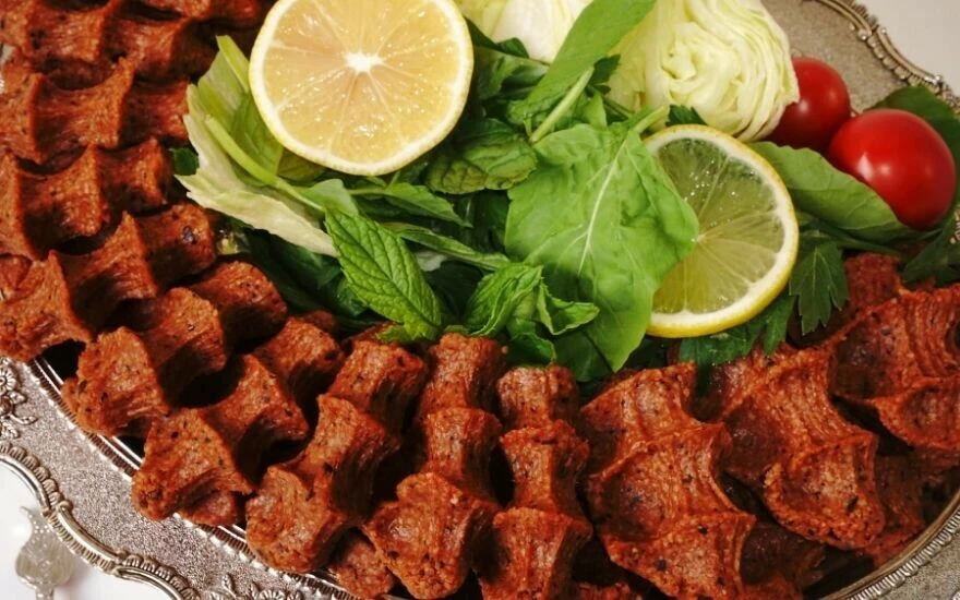 Bu araştırma çiğköftecilere kepenk indirtir: Büyük tehlike saçıyor! Bağırsak iltihabına, koleraya, çocuk ölümlerine götürüyor