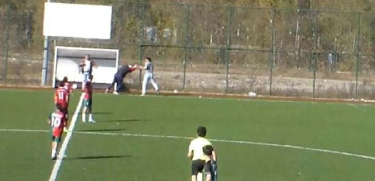 Antrenörler tekme tokat birbirine girdi, futbolcular güçlükle ayırdı