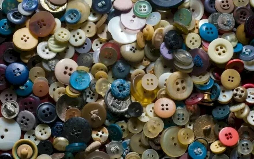 Bu IQ testi tamamen dikkat odaklı: Düğmelerin arasındaki bozuk parayı 12 saniyede 800 kişiden 47’si bulabildi!