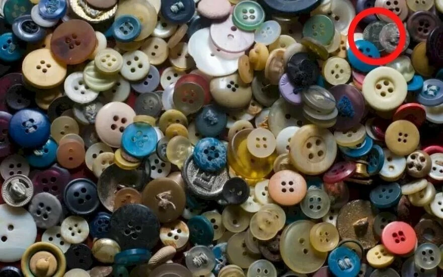 Bu IQ testi tamamen dikkat odaklı: Düğmelerin arasındaki bozuk parayı 12 saniyede 800 kişiden 47’si bulabildi!