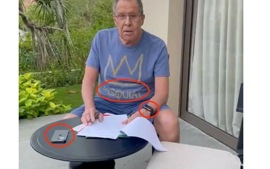 Rusya Dışişleri Bakanı Lavrov'un pozu gündem oldu: iPhone detayı gözlerden kaçmadı!