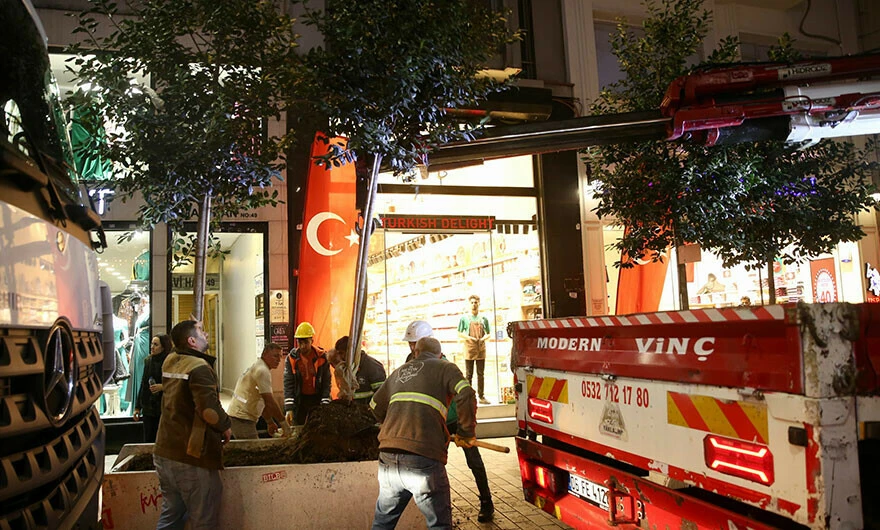İstiklal Caddesi’nde güvenlik önlemi: Ağaç ve beton saksılar kalktı, yaya trafiğine açıldı