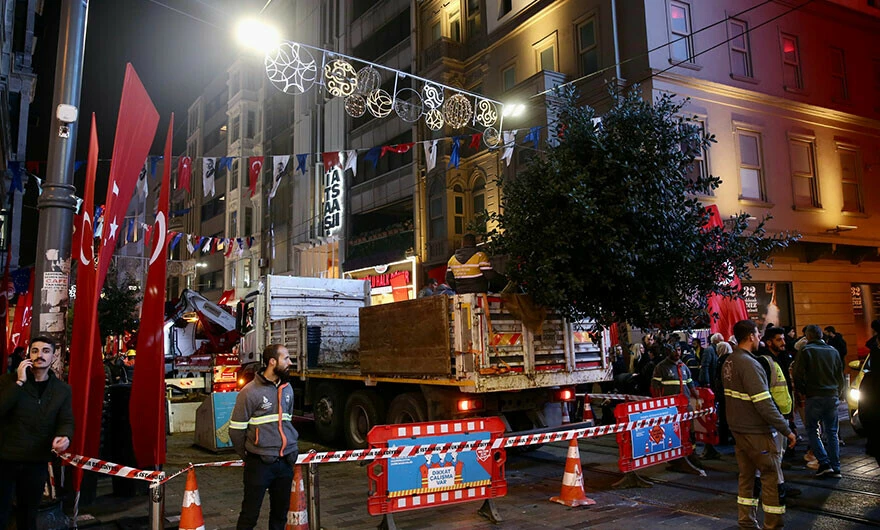 İstiklal Caddesi’nde güvenlik önlemi: Ağaç ve beton saksılar kalktı, yaya trafiğine açıldı