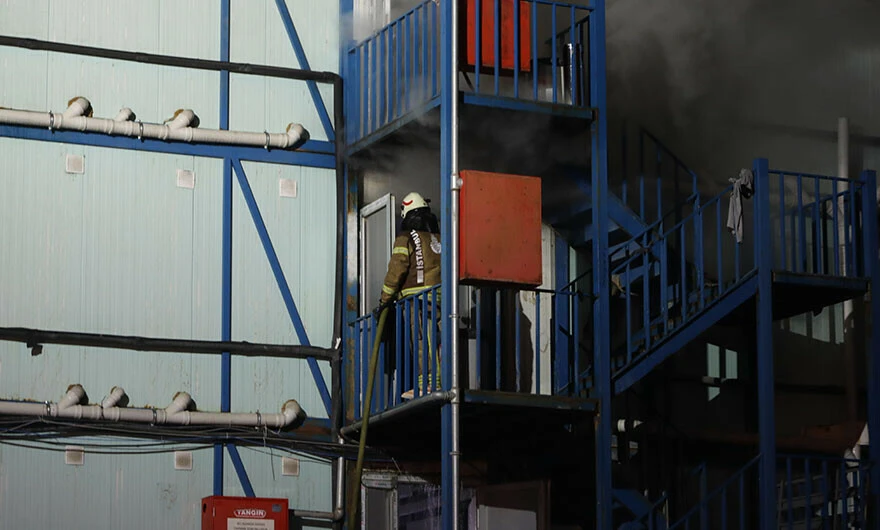 İşçilerin kaldığı konteynerde yangın çıktı: 1 kişi öldü, 3 kişi yaralandı
