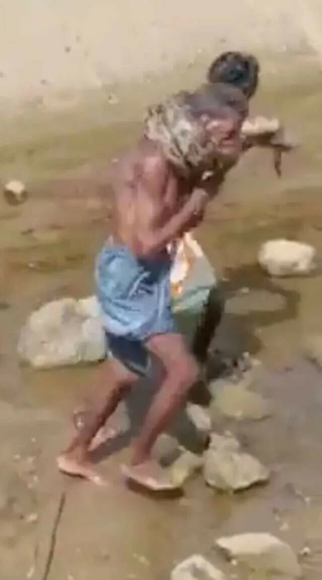 Sarhoş adamın 'nefes kesen' hatası! Yılanı boynuna doladı oğlu kurtarmak için böyle uğraştı