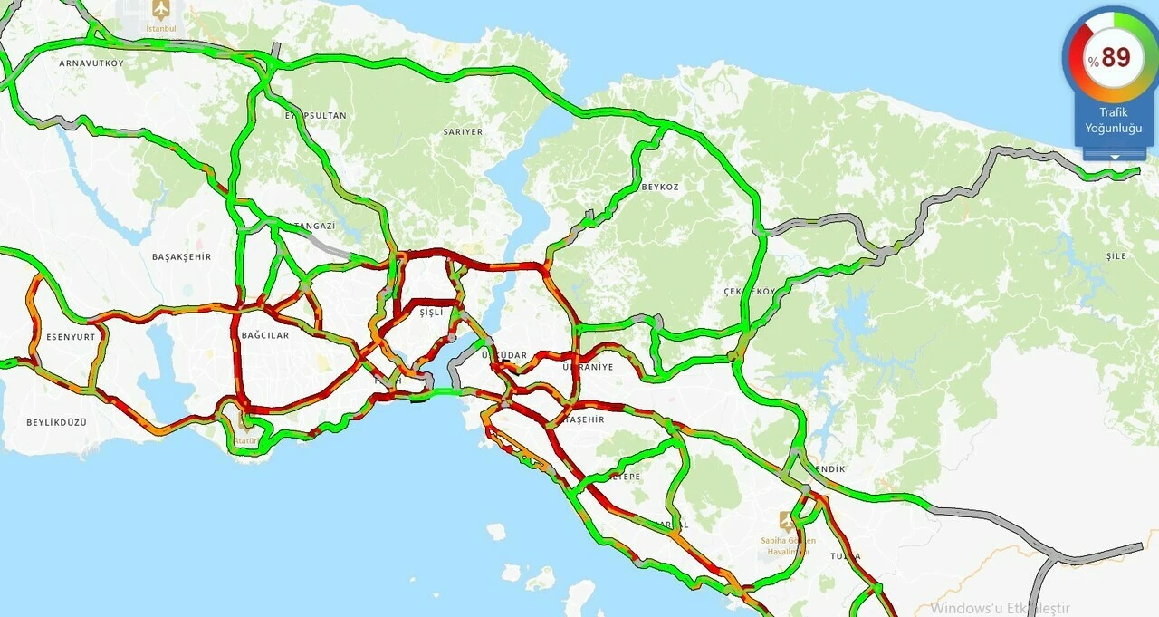 İstanbul'da yağmur trafiği felç etti: Yoğunluk yüzde 90'a ulaştı