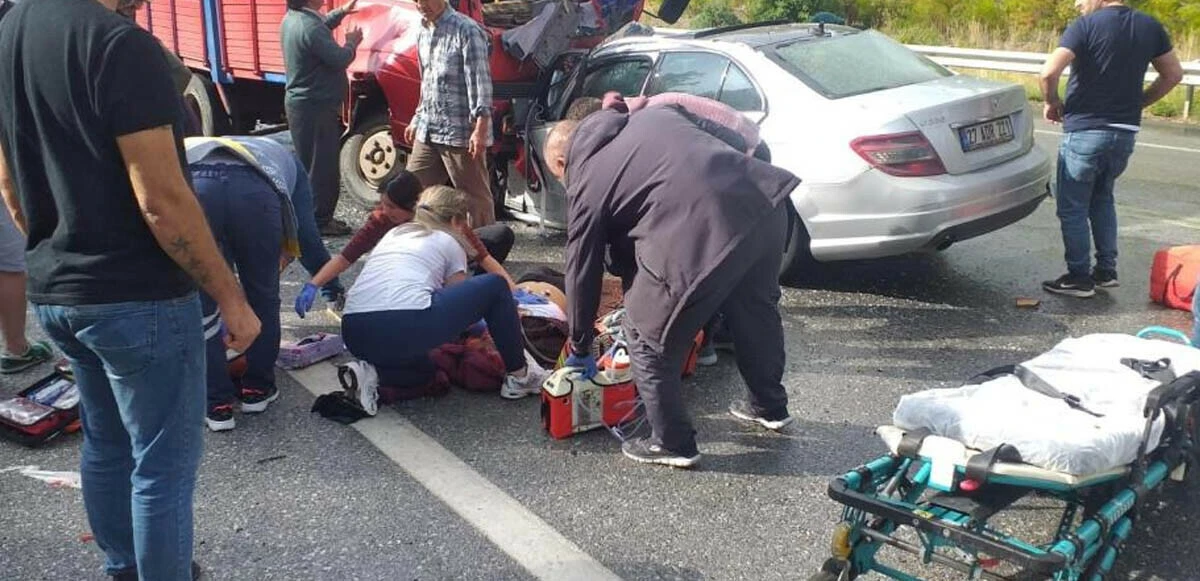 Kamyonet ile otomobil kafa kafaya çarpıştı: Ölü ve yaralılar var