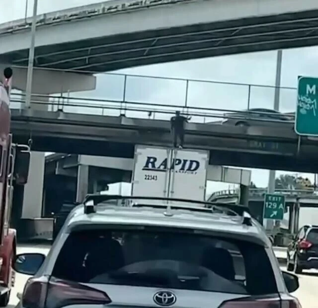 Tırın üzerindeki dans ölümle sonuçlandı! Önce köprüye ardından üst geçide çarptı