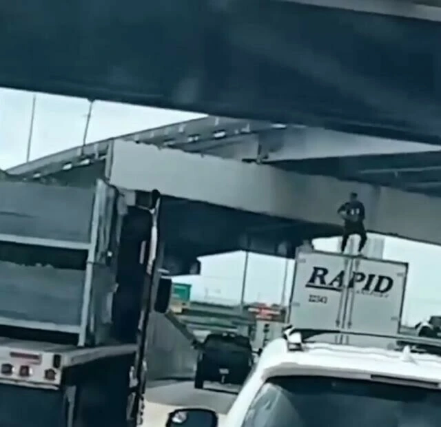 Tırın üzerindeki dans ölümle sonuçlandı! Önce köprüye ardından üst geçide çarptı