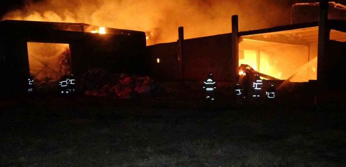 Son dakika! Uşak'ta tekstil deposunda yangın: Çok sayıda ekip bölgede