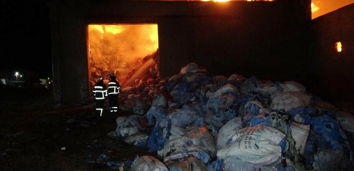 Son dakika! Uşak'ta tekstil deposunda yangın: Çok sayıda ekip bölgede