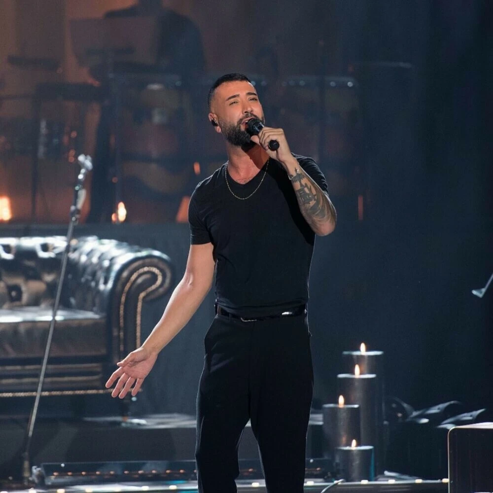 Her gece bir başka sahnede olan Tan Taşçı'dan sevenlerine kötü haber! Konser maratonu kötü etkiledi