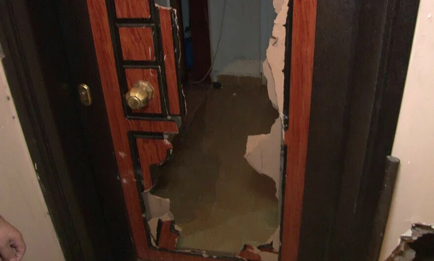 Ev sahibi kiracısını tehdit etti! Zam anlaşmazlığında kapıyı balyozla kırdı, evi dağıttı