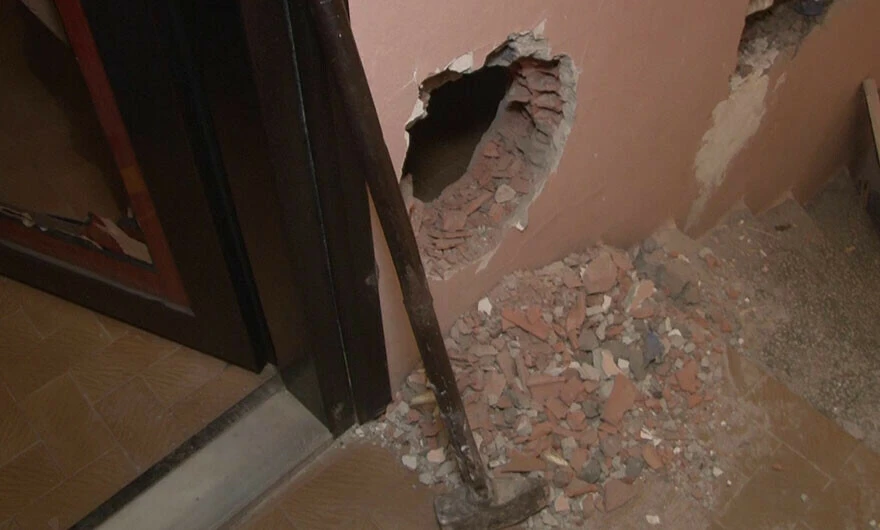 Ev sahibi kiracısını tehdit etti! Zam anlaşmazlığında kapıyı balyozla kırdı, evi dağıttı