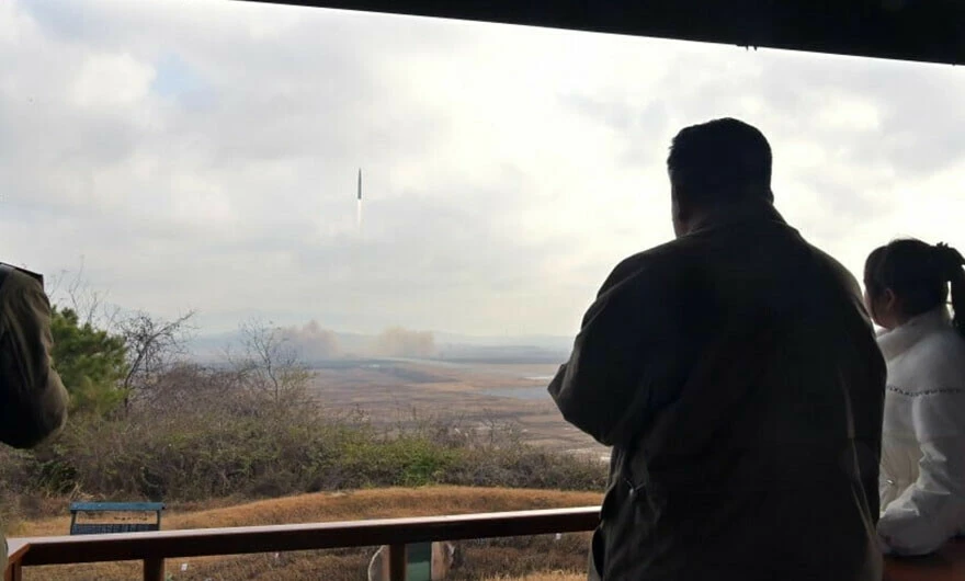 Kuzey Kore lideri füze denemesinde ilk defa kızıyla görüntülendi! Tarihe geçecek fotoğraf kareleri...