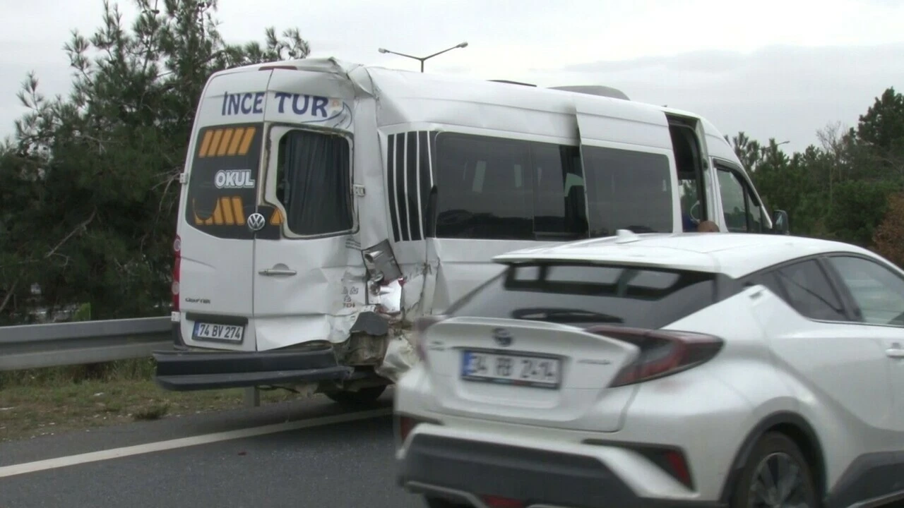 Servis aracı İETT otobüsü ile çarpıştı: 7 yaralı