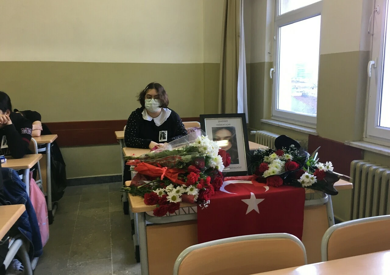Sırasına çiçekler bırakıldı... İstiklal patlamasında ölen Yağmur Uçar için okulunda anma töreni