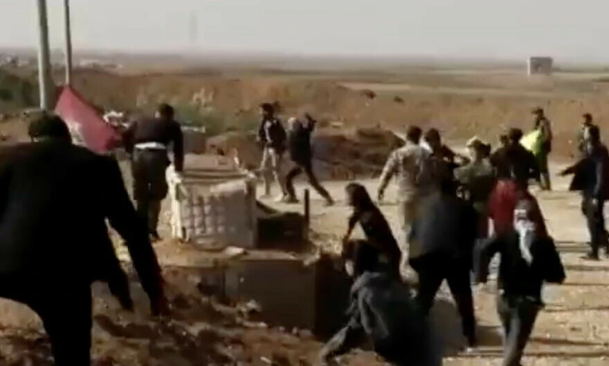 Pençe Kılıç operasyonu sonrası terör destekçileri, Rakka’da Rus birliğine taş atarak saldırdı