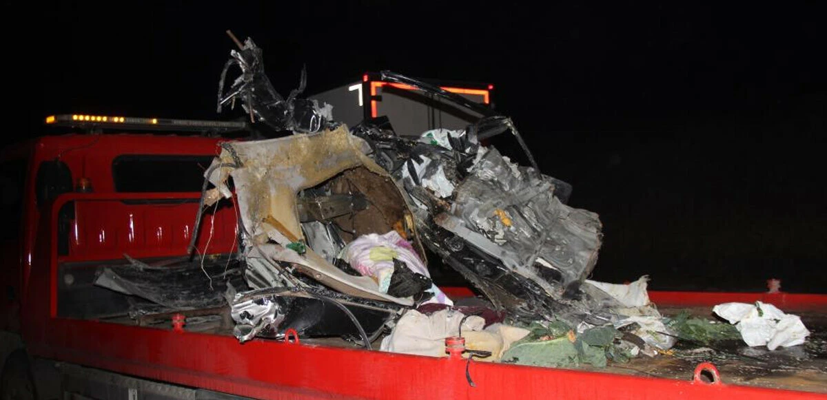 Bir aile yok oldu! İstanbul yolunda feci kaza: 3 ölü