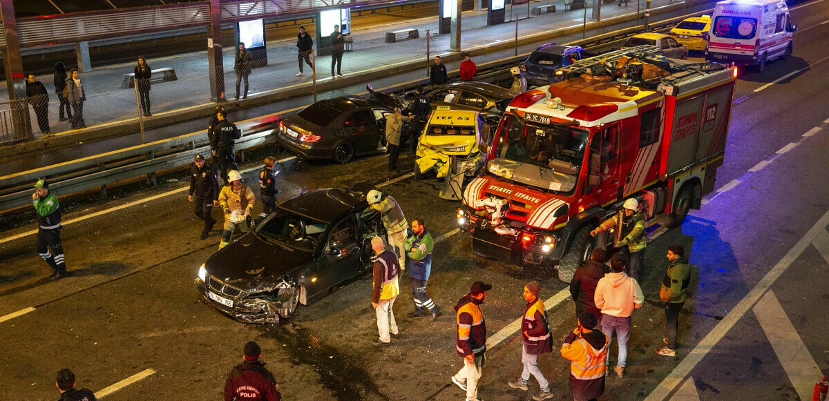 Mecidiyeköy'de zincirleme kaza! 12 araç birbirine girdi: 1'i bebek çok sayıda yaralı var
