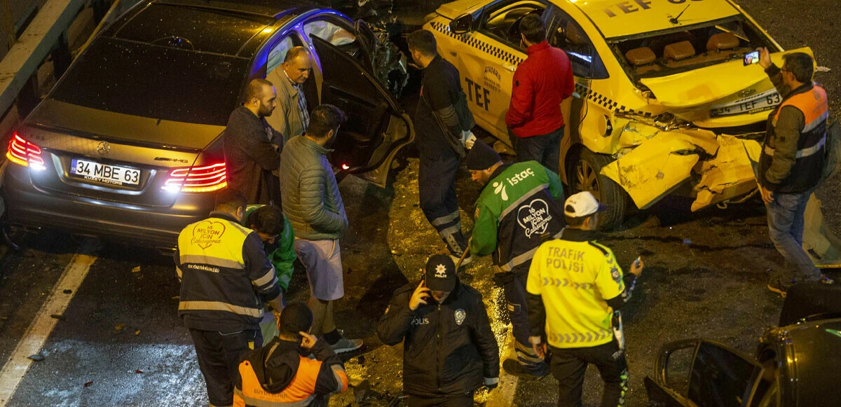 Mecidiyeköy'de zincirleme kaza! 12 araç birbirine girdi: 1'i bebek çok sayıda yaralı var