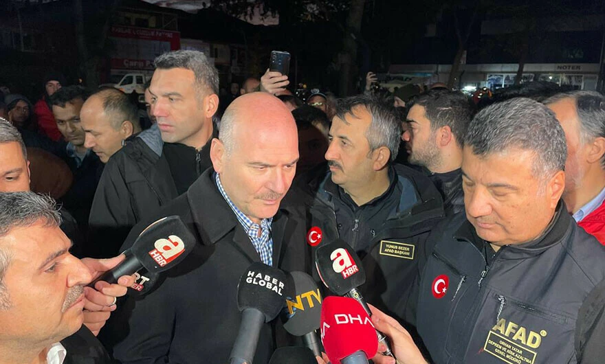 İçişleri Bakanı Süleyman Soylu depremin yaşandığı Düzce Gölyaka’da: Depremde büyük hasar ve bina çökmesi söz konusu değil