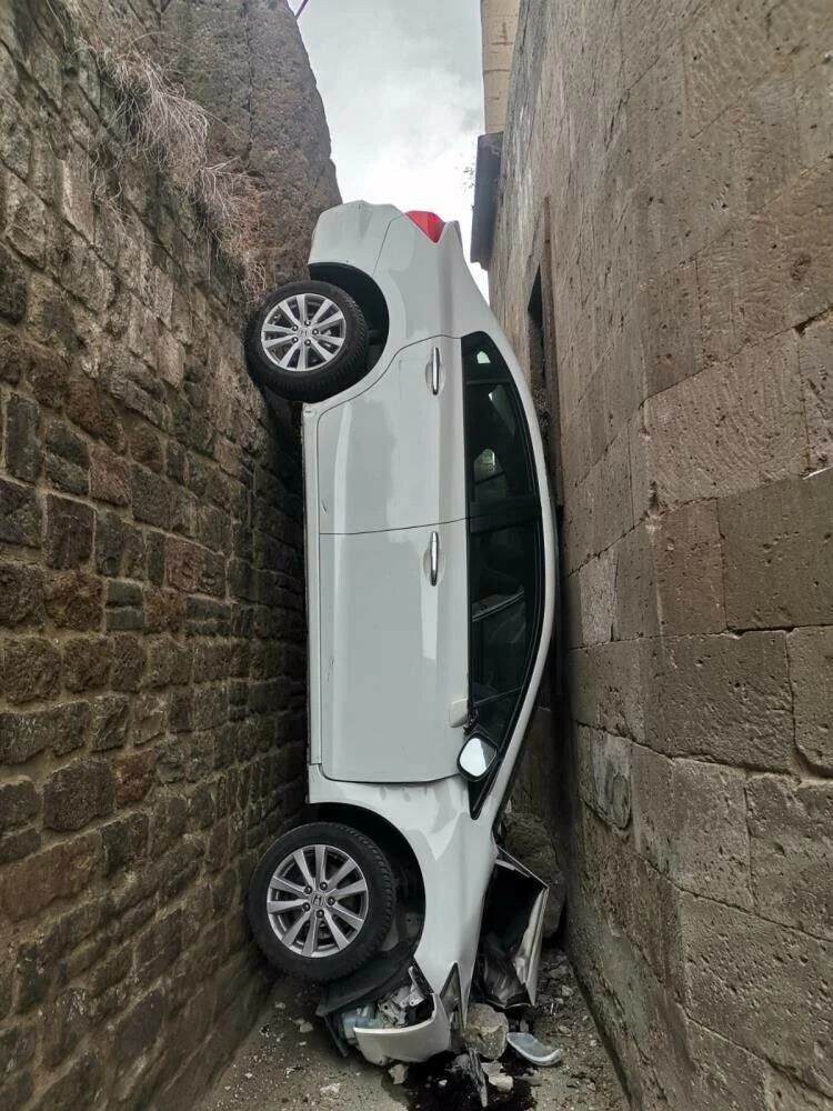 Zoru başardı! Otoparktan aşağı uçan otomobil dik bir şekilde durdu