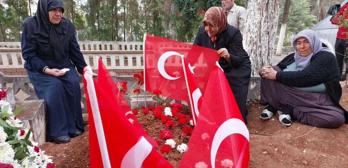 En acı Öğretmenler Günü: Şehit öğretmen Ayşenur Alkan mezarı başında anıldı