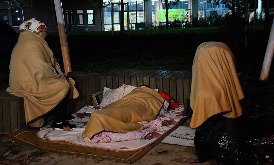 Düzce'deki deprem sonrası ayazda geçen ilk gece! Genç kız gözyaşlarına boğuldu