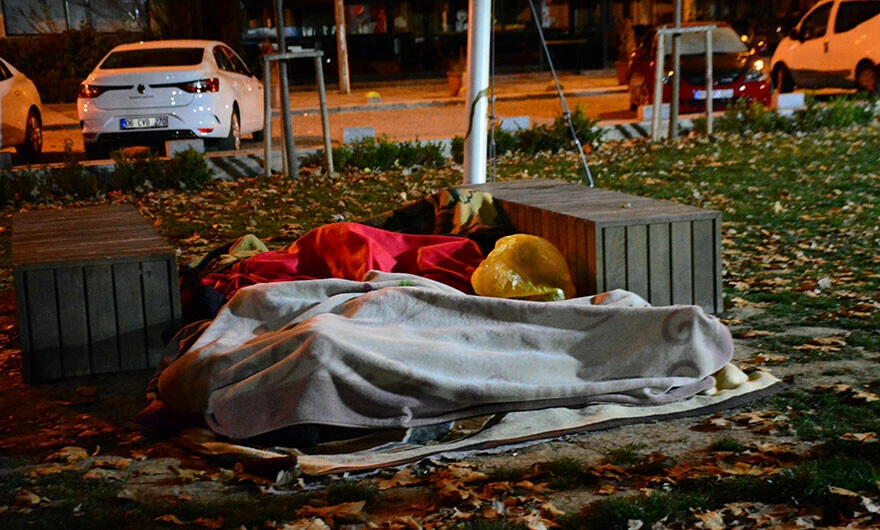 Düzce'deki deprem sonrası ayazda geçen ilk gece! Genç kız gözyaşlarına boğuldu