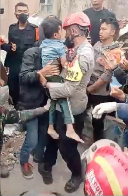 Yüz çocuğun öldüğü Endonezya depreminden 2 gün sonra enkaz altından çıkan gözyaşlı sevinç