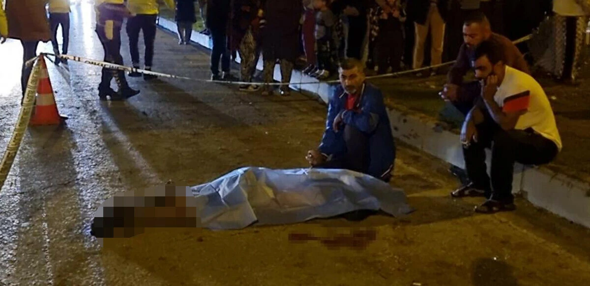 Yürek burkan kaza! Ölen ağabeyinin elini bırakmadı