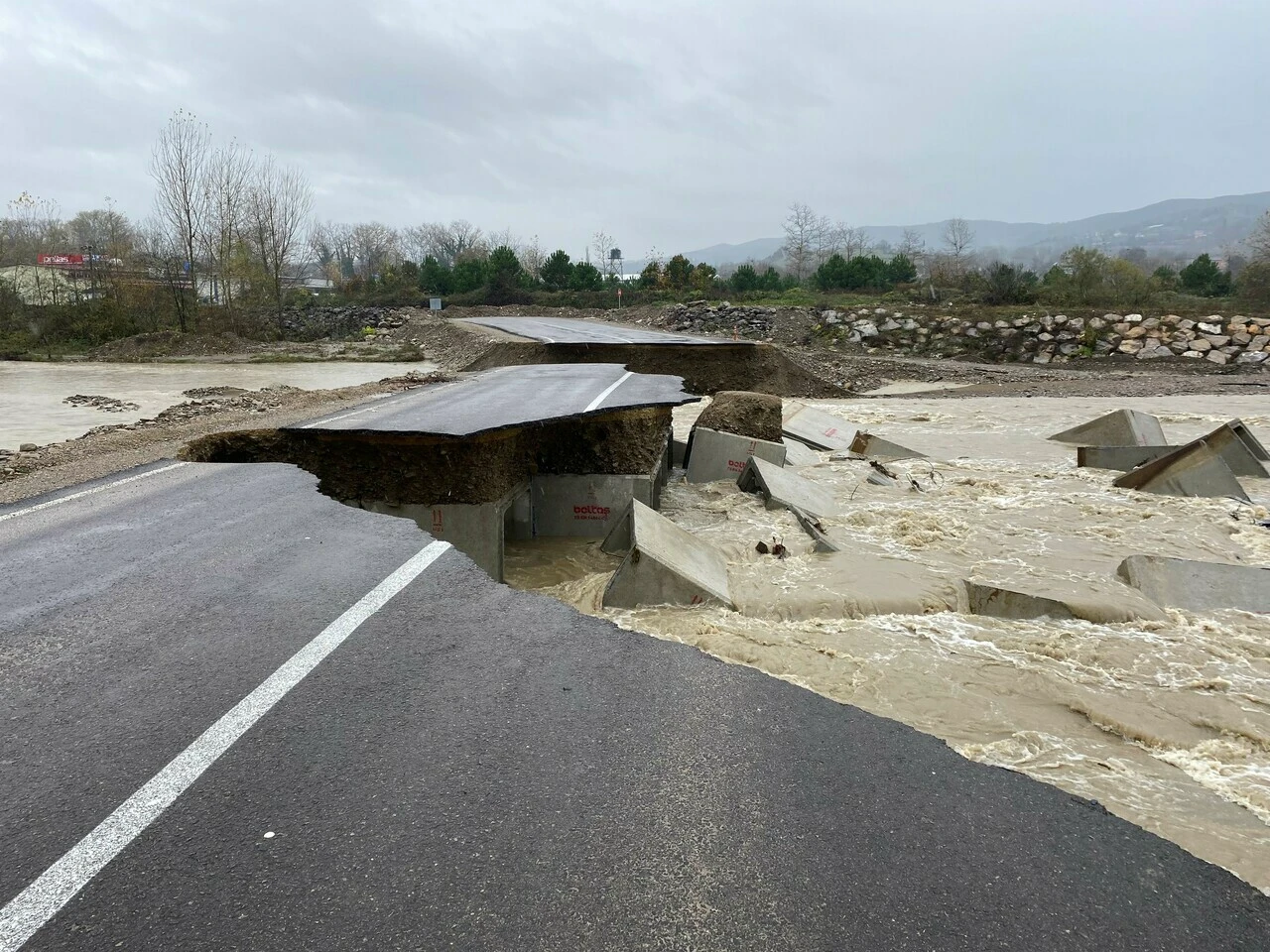 Bartın'da yükselen su yolu aldı götürdü