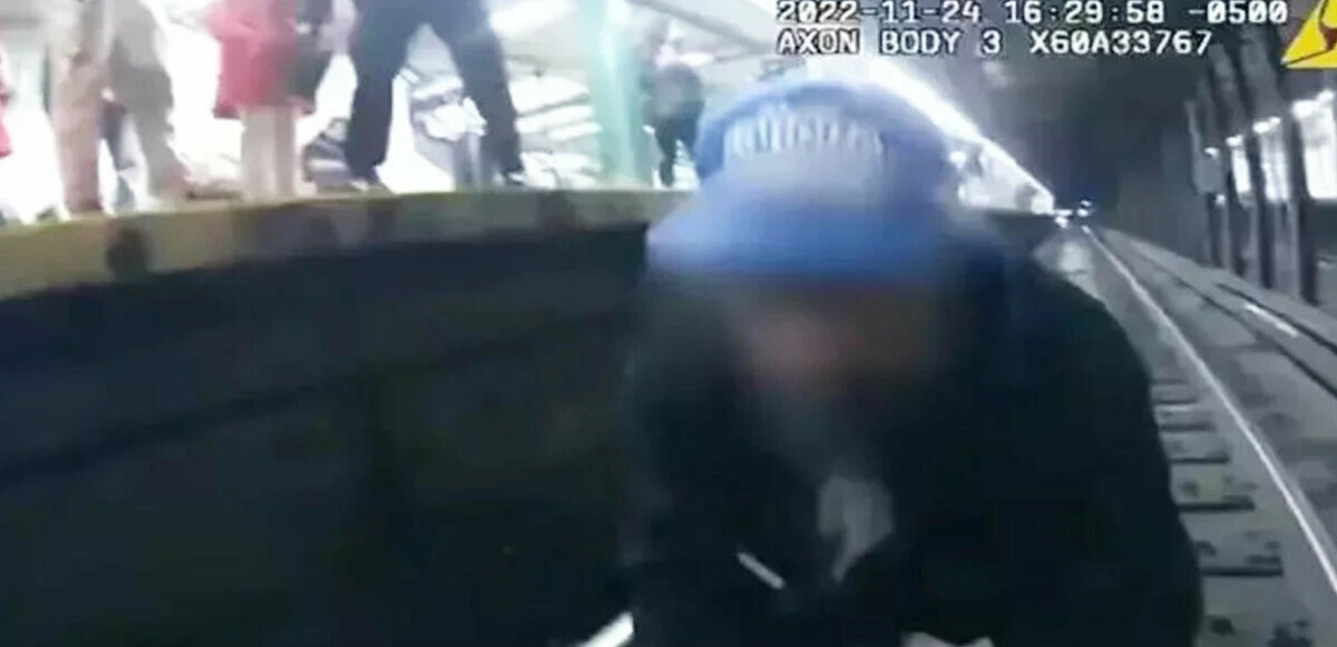 Nefes kesen operasyon: Tren rayına düşen adam son anda kurtarıldı