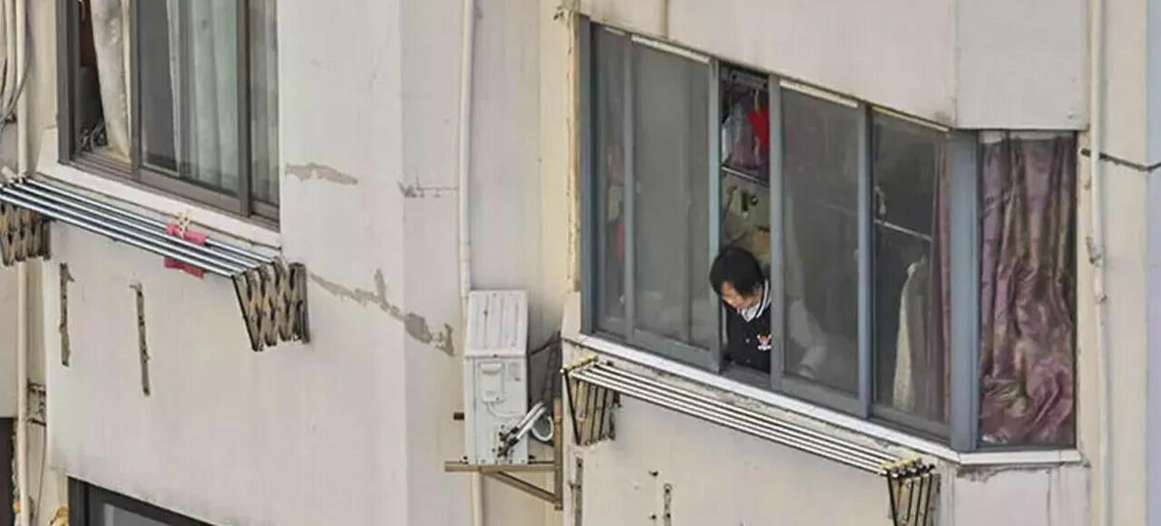 Çin'de kırılan Covid-19 vaka rekorları karantina getirdi! Halk sokağa indi, isyan var