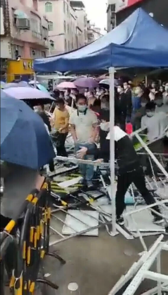 Çin'de kırılan Covid-19 vaka rekorları karantina getirdi! Halk sokağa indi, isyan var