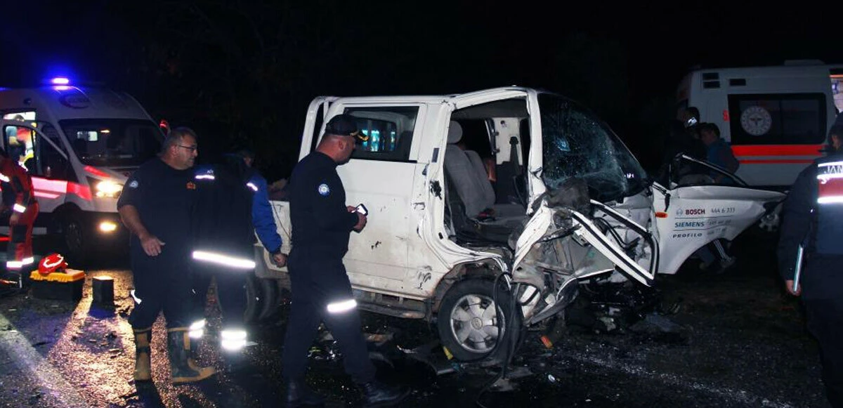 Son dakika! Muğla’da kamyonet minibüsle çarpıştı: Çok sayıda yaralı var