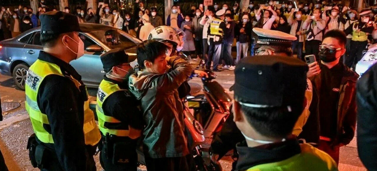 Sıfır-vaka politikası Çin'i yerle bir etti! Karantina kararına karşı boş, beyaz kağıt protestosu